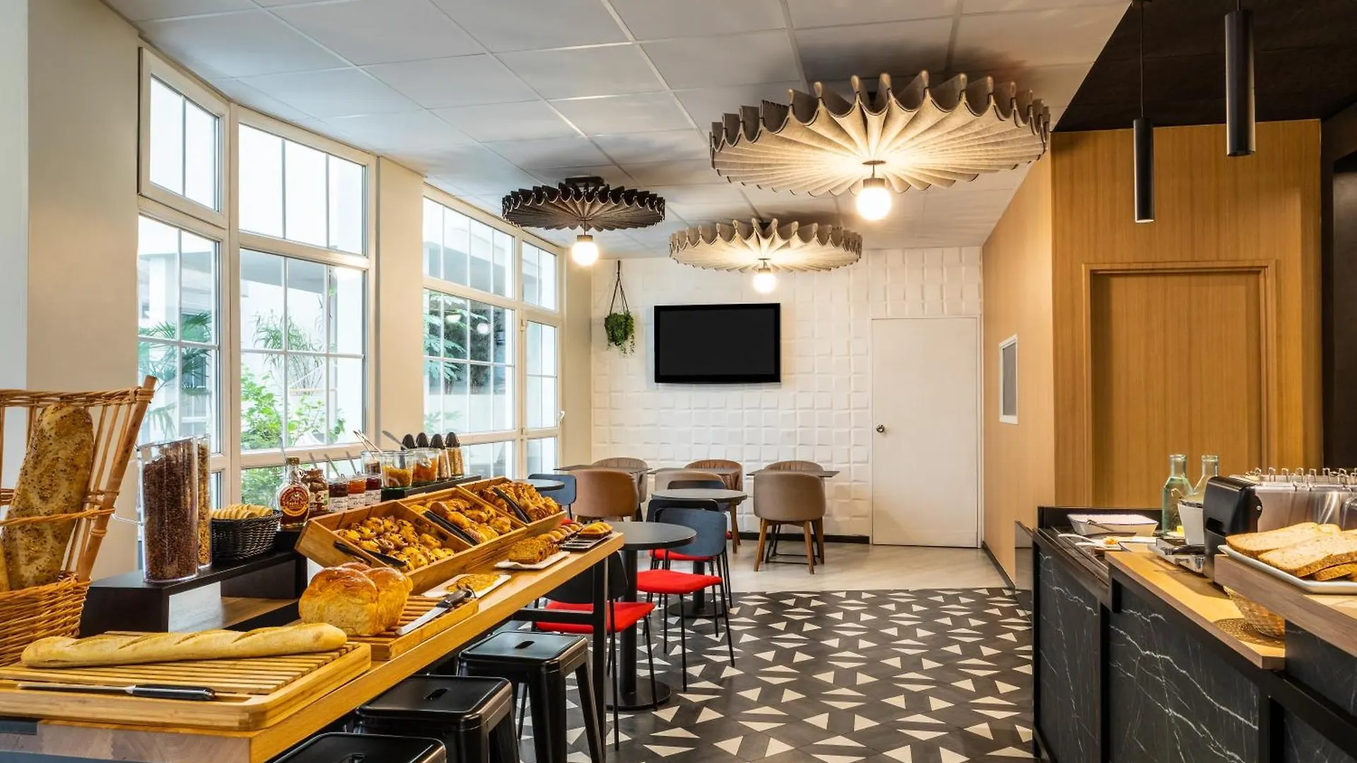 Ibis Ornano Montmartre Nord 18eme 3*