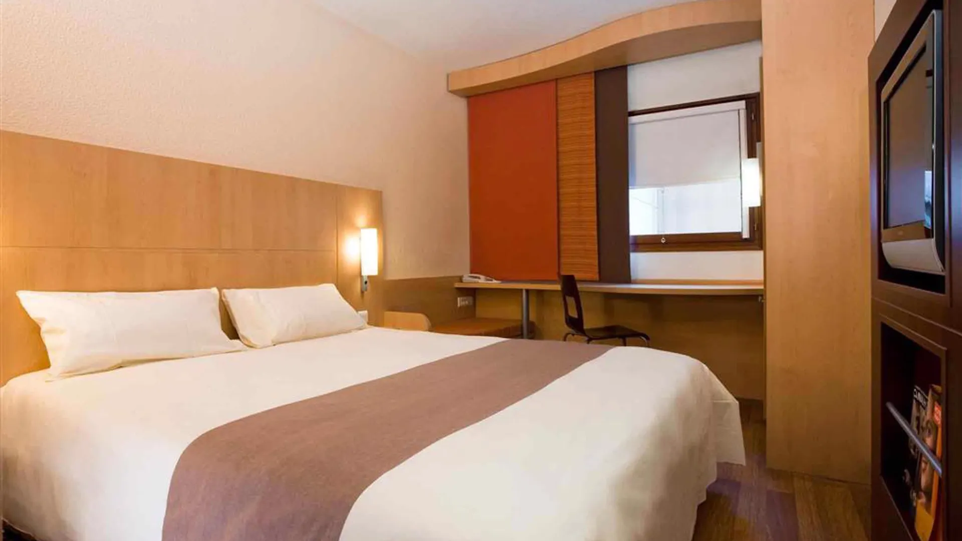 Ibis Ornano Montmartre Nord 18eme 3*